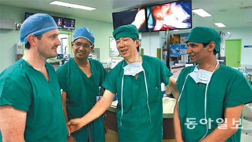 이승규 아산의료원장(오른쪽에서 두 번째)이 수술장에서 간 이식 수술을 배우러 온 외국 의료진과 대화를 나누고 있다. 원대연 기자 yeon72@donga.com