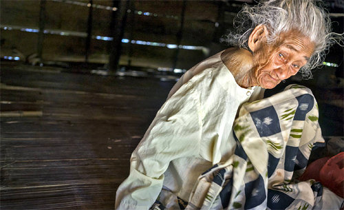 꽃다운 16세 나이에 제2차 세계대전 중 일본군 성노예로 끌려갔던 동티모르의 카르민다 도 할머니. 알츠하이머병을 앓고 있어 종일 대나무집 안에서만 지낸다. 안세홍 씨 제공