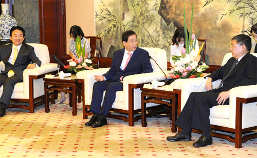 박원순 서울시장(가운데)과 원희룡 제주도지사(왼쪽)가 3일 중국 상하이에서 양슝 상하이 시장을 만나 서울과 제주의 관광명소를 설명하며 관광 세일즈를 하고 있다. 서울시 제공