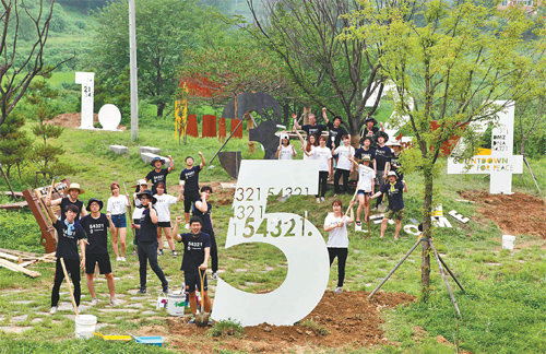 동서대 디자인대 학생들이 최근 비무장지대 안 경기 파주시 해마루촌 입구 잔디공원에서 ‘통일을 위한 카운트다운 54321’ 조형물을 설치하고 있다. 동서대 제공