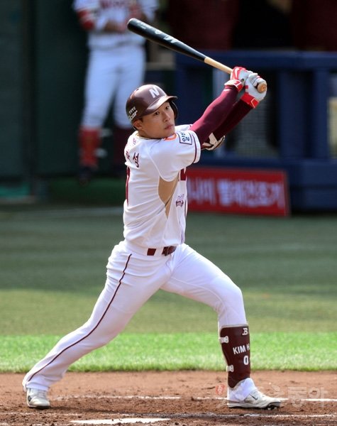 ‘포스트 강정호’로 뜨거운 주목을 받았던 넥센 김하성은 신인왕 레이스에서 구자욱(삼성)이라는 호적수를 만났다. 과연 김하성은 1993년 신인왕 경쟁에서 삼성 양준혁에게 밀렸던 해태 신인 유격수 이종범의 전철을 밟을까, 아니면 후반기 맹활약으로 역전극에 성공할까. 스포츠동아DB