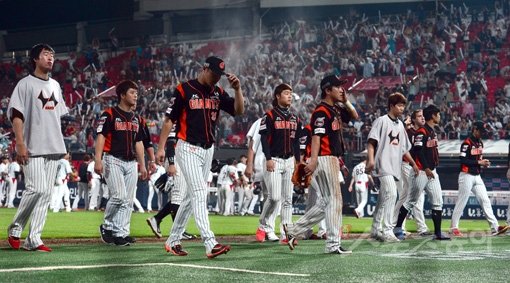 재계 서열 5위인 롯데그룹의 후계 구도는 야구계에서도 초미의 관심사다. 과연 롯데 산하 야구단인 자이언츠의 운명은 어떻게 달라질까. 스포츠동아DB