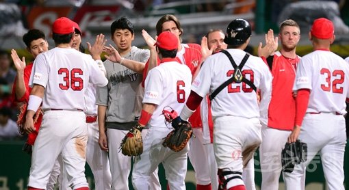 SK 선수들이 4일 문학 한화전에서 9-2로 승리하면서 11일 만에 ‘5위’에 복귀한 뒤 하이파이브를 나누며 승리를 자축하고 있다. 문학｜김종원 기자 won@donga.com