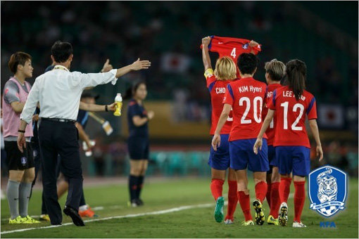 여자축구대표팀 주장 조소현(8번)이 4일 우한 스포츠센터에서 열린 2015동아시안컵 일본전 후반 9분 동점골을 성공시킨 뒤 1일 중국전에서 오른쪽 무릎 십자 인대 부상을 당해 조기 귀국한 심서연과 함께 기쁨을 나누기 위해 4번이 적힌 그의 유니폼을 들어 보이고 있다. 사진제공｜대한축구협회