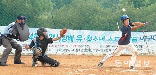 지난달 31일 경기 고양시 킨텍스야구장에서 열린 국민생활체육회 고양시 청소년부 야구리그 백석고와 서정고 경기에서 백석고의 이찬재(오른쪽)가 힘껏 방망이를 돌리고 있다. 선수들은 모두 즐겁게 경기를 했다. 고양=김경제 기자 kjk5873@donga.com