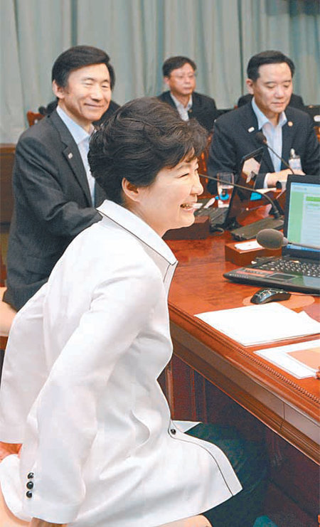 박근혜 대통령이 4일 청와대에서 국무회의를 주재하다가 웃음을 짓고 있다. 청와대사진기자단