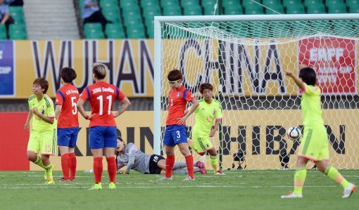 윤덕여호가 라이벌 일본에게 역전승을 거두고 2015 동아시아축구연맹(EAFF) 동아시안컵 우승의 9부 능선을 넘었다. 윤덕여 감독이 이끄는 
여자축구대표팀은 4일 중국 우한 스포츠센터에서 열린 동아시안컵 여자부 일본과의 두번째 경기에서 조소현(27·인천현대제철)과 
전가을(27·인천현대제철)의 연속골에 힘입어 2-1 역전승을 거뒀다. 우한=뉴시스