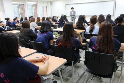 학생들이 영어로 진행되는 전공 과목 수업을 듣고 있다.