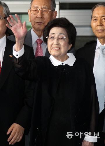 이희호 김대중평화센터 이사장이 5일 방북을 위해 김포공항으로 들어가기전 인사를 하고있다. 박영대 기자 sannae@donga.com