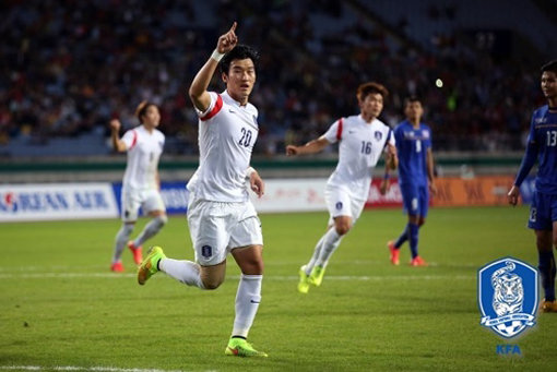 축구대표팀 선수들이 5일 중국 우한스포츠센터 스타디움에서 열린 2015동아시안컵 2차전 일본과의 경기를 1-1로 마친 뒤 아쉬워하고 있다. 한국은 선제골을 넣었지만 일본을 꺾는데 실패했다. 사진제공｜대한축구협회