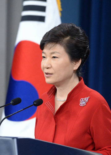 박근혜 대통령이 6일 오전 청와대 춘추관 브리핑실에서 대국민 담화를 발표하고 있다. 청와대사진기자단