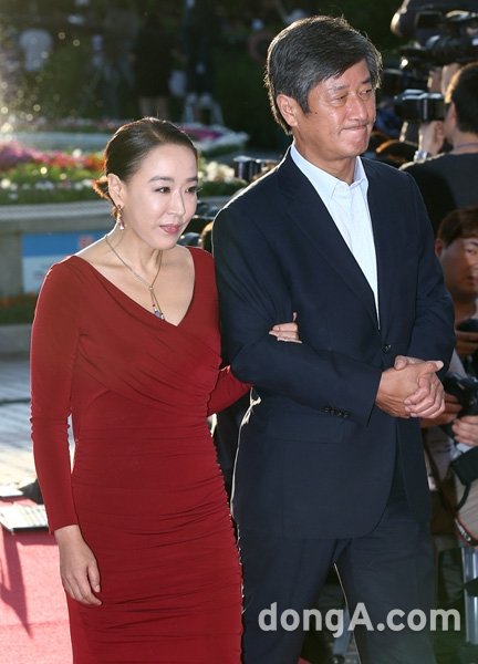 배우 강수연(왼쪽)-이용관 집행위원장. 동아닷컴DB