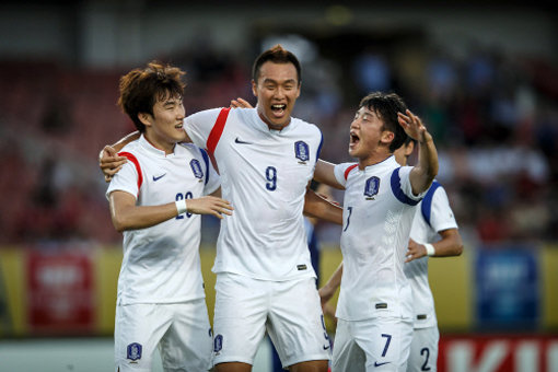 한국대표팀 장현수(왼쪽)가 5일 우한스포츠센터 스타디움에서 열린 2015동아시안컵 일본전에서 전반 26분 페널티킥을 성공시킨 뒤 김신욱(왼쪽에서 2번째) 등 동료들과 기쁨을 나누고 있다. 한국은 선제골에도 불구하고 일본과 1-1로 비겼다. 사진제공｜대한축구협회
