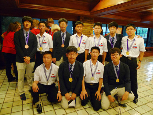 올해 국제수학올림피아드(IMO)에서 나란히 종합 3위와 4위를 기록한 남한과 북한 청소년들(흰색 상의). 시상식이 끝난 뒤 함께 기념촬영을 했다. 북한은 이번 대회에서 금메달 3개, 은메달 3개를 따내 역대 최고 성적을 거뒀다. 대한수학회 제공