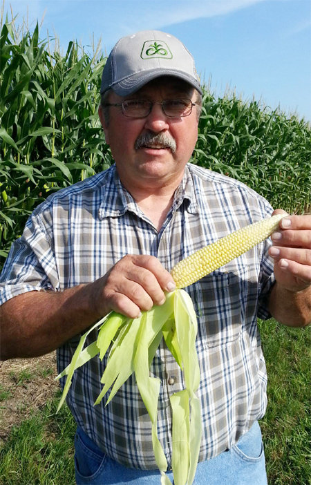 미국 아이오와 주 녹스빌에서 대규모 옥수수 농장을 운영하는 카일 필립스 씨가 농장에서 직접 생산한 유전자변형(GM) 옥수수를 들어 보이고 있다.