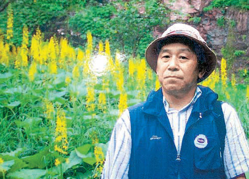 심정기 목원대 명예교수가 2012년 7월 백두산 곰취군락 앞에서 식물조사 및 채취작업을 하는 모습. 심정기 명예교수 제공