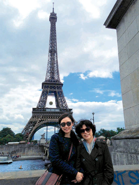 지난해 5월 프랑스 파리 에펠탑 앞에서 어머니 윤명숙 씨(52·오른쪽)와 딸 윤나경 씨(27). 윤 씨 모녀는 6박 8일간 파리와 영국 런던을 여행했다.
