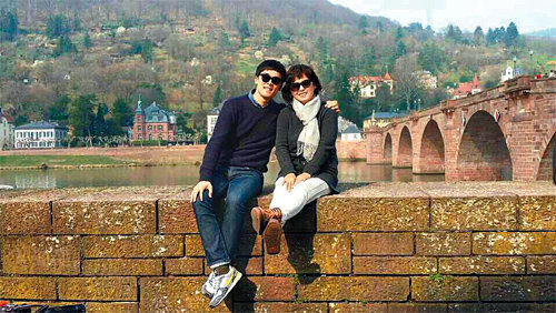 지난해 2월 열흘간 유럽을 여행했던 아들 김정래 씨(27·왼쪽)와 어머니(51)가 여행 막바지 독일 하이델베르크에서 찍은 사진. 한 신혼부부가 ‘모자(母子) 여행’이 보기 좋다며 찍어준 사진이다.
