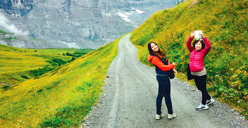 독일에서 유학 중인 딸 조하라 씨(22·왼쪽)가 이달 4일 어머니 이유숙 씨(53)와 스위스 알프스를 여행하던 중 사진을 찍고 있다. 만년설을 보고 오는 길이라 8월에도 두툼한 옷을 입고 있다.