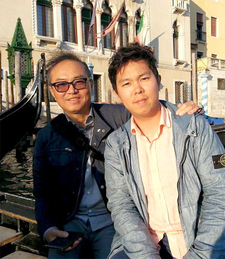 올 4월 이탈리아를 여행 중인 아버지 조명하 씨(60·왼쪽)와 아들 방현 씨(31). 조 씨 부자는 28일간의 여행 동안 스페인 산티아고 순례길을 걷고 로마를 여행했다. 조방현 씨 제공
