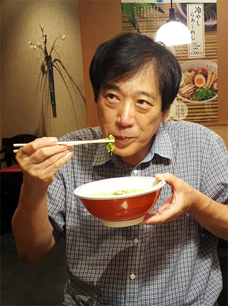 저자가 일본 교토 시내의 식당에서 라면을 먹고 있다. 그는 이 책에서 한일 양국의 인스턴트 라면 교류사를 흥미롭게 풀어냈다. 무라야마 도시오 씨 제공