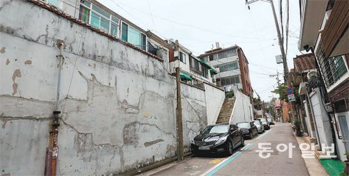 서울 성북구 장위동 주택가의 한 골목길에 차량들이 주차돼 있다. 폭이 좁아 차량 통행이나 주차가 불편하고 건물도 낡았지만 뉴타운 지정 이후 10년간 확장이나 보수가 거의 이뤄지지 않았다. 장승윤 기자 tomato99@donga.com