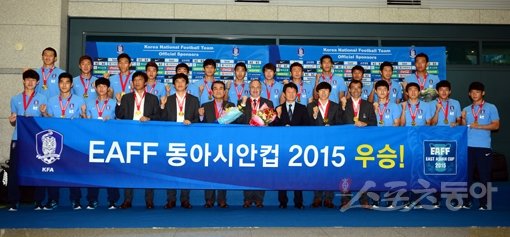 2015동아시안컵에서 우승을 차지한 남자축구대표팀이 10일 인천국제공항을 통해 귀국했다. 귀국 직후 대표팀이 밝은 미소로 기념촬영을 하고 있다. 인천국제공항｜김민성 기자 marineboy@donga.com