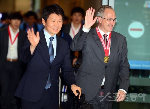 정몽규 대한축구협회장(왼쪽)이 10일 울리 슈틸리케 대표팀 감독과 함께 손을 흔들며 인천국제공항 입국장을 나서고 있다. 인천국제공항｜김민성 기자 marineboy@donga.com