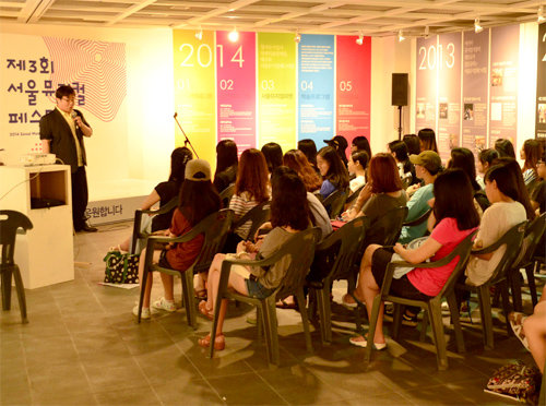 지난해 서울뮤지컬페스티벌의 뮤지컬 마켓 행사 중 뮤지컬 프랑켄슈타인의 이성준 음악감독이 관객들을 만나 뮤지컬 음악에 대해 이야기를 나누고 있다. 충무아트홀 제공