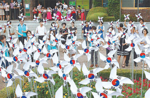 11일 오전 광주 북구청 앞 광장 화단에 광복 70주년을 기념하는 바람개비형 태극기 100개가 설치됐다. 북구청 제공