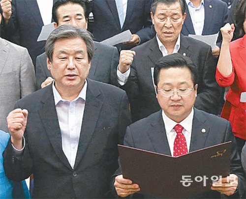 김무성, 규탄대회 참석 새누리당 김무성 대표(앞줄 왼쪽)와 의원들이 11일 비무장지대(DMZ) 지뢰 폭발 사건에 대해 북한을 규탄하는 대북 결의문을 외치고 있다. 원대연 기자 yeon72@donga.com