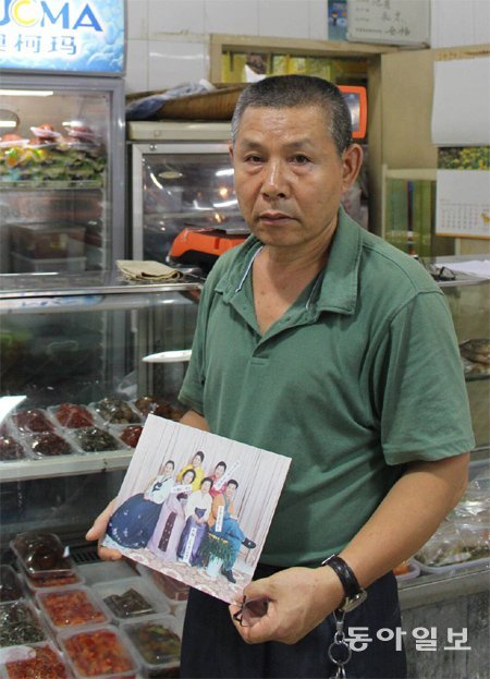 이주동포 후손 중국 베이징의 한인 밀집지역 왕징에서 김치 가게를 운영하는 조선족 이영진 씨. 그의 아버지는 일제강점기에 중국으로 건너왔다. 베이징=구자룡 특파원 bonhong@donga.com