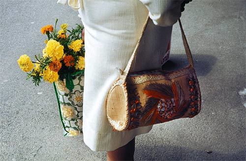 비비안 마이어가 꽃과 가방을 든 여인을 찍은 사진(1975)ⓒVivian Maier/Maloof Collection, Courtesy Howard Greenberg Gallery, New York마이어는 뉴욕과 시카고 거리에서 만난 여성들의 표정과 옷차림, 액세서리를 놓치지 않았다. 스커트와 잘 어우러진 꽃과 가방을 선택한 이 여성은 이 순간의 아름다움을 알고 있었을까?