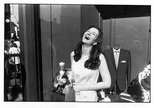 게리 위노그랜드 ‘여성은 아름답다’(1975)ⓒGarry Winogrand‘거리 사진의 대부’로 불리는 위노그랜드의 작품답게 사라지는 순간 속 여성의 아름다운 웃음을 포착했다.
