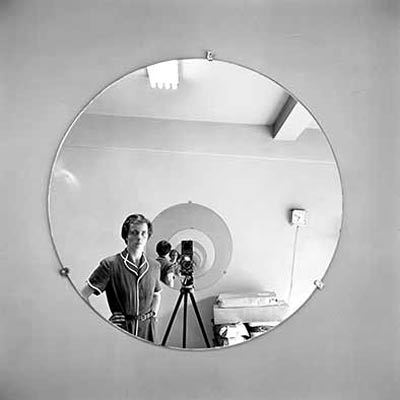 비비안 마이어 ‘자화상’(1955)ⓒVivian Maier/Maloof Collection, Courtesy Howard Greenberg Gallery, New York당대 여성들과 달리 남자 셔츠를 주로 입었던 마이어가 카메라와 거울을 통해 오로지 자신에게만 집중한 ‘셀카’다. 마주 걸린 두 거울 속 무표정한 얼굴에서 미스터리한 분위기가 풍긴다.