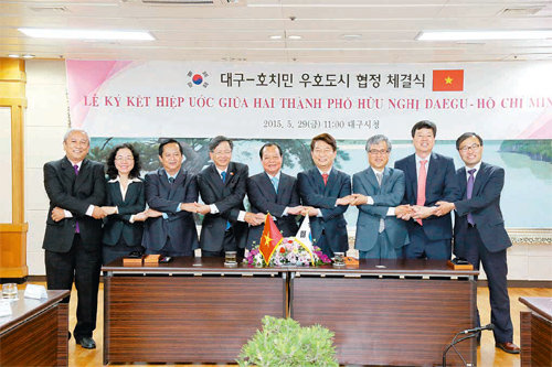 대구시-호찌민시 우호도시 협약식 올해 5월 대구시청에서 열린 대구시와 베트남 호찌민 시의 우호도시 협약식에서 응우옌흐우띤 호찌민 
부시장과 레타인하이 호찌민 시 당서기, 권영진 대구시장, 김연창 대구시 경제부시장(왼쪽 네 번째부터) 등 참석자들이 손을 잡고 
있다. 대구시 제공