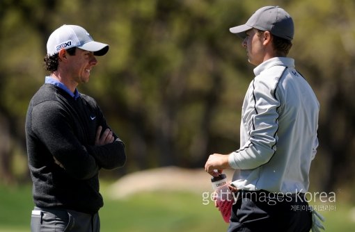 세계랭킹 1~2위 로리 매킬로이(왼쪽)와 조던 스피스가 시즌 마지막 메이저대회인 PGA 챔피언십에서 맞대결을 펼친다. 사진=ⓒGettyimages멀티비츠