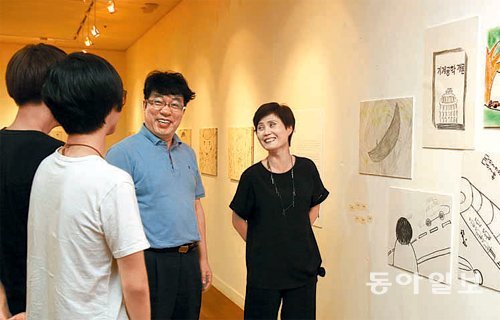 11일 서울 용산구 숙명여대 청파갤러리에서 진재희 김명수 군, 손광진 법사랑 청소년선도위 운영처장, 권희연 숙명여대 교수(왼쪽부터)가 전시작품을 보며 환하게 웃고 있다. 진 군과 김군은 서울서부지검과 숙명여대가 소년범 처벌을 대신해 진행한 미술교육 프로그램에 참여했다. 홍진환 기자 jean@donga.com