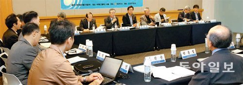 12일 서울 종로구 서머셋팰리스에서 열린 ‘한국의 국가전략 2030: 통일·외교·안보’를 주제로 한 세종국가전략포럼에서 참석자들이 열띤 토론을 하고 있다. 홍진환 기자 jean@donga.com