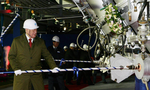 정몽구 현대자동차그룹 회장(왼쪽)이 2010년 1월 5일 충남 당진의 현대제철 1고로의 화입(火入)식에 참석해 고로 아래쪽의 풍구(風口)로 횃불을 밀어 넣고 있다. 현대자동차그룹 제공