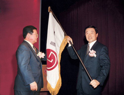구본무 LG그룹 회장(오른쪽)이 1995년 LG 브랜드 출범을 맞아 LG기를 들어보이고 있다. LG그룹 제공
