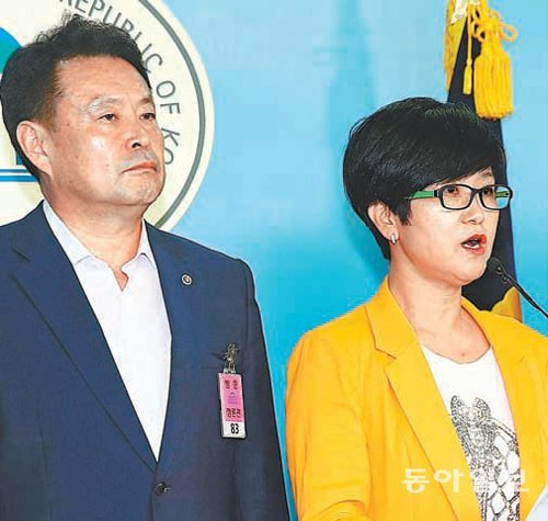 선거구획정위원회의 김대년 위원장(왼쪽)과 김금옥 위원이 13일 국회 정론관에서 법정 기한 내에 선거구 획정 작업을 마치겠다는 내용의 기자회견을 하고 있다. 전영한 기자 scoopjyh@donga.com