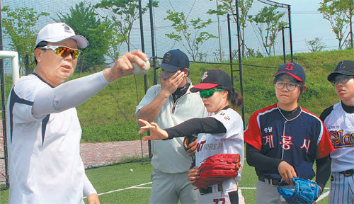 선동열 전 KIA 감독(왼쪽)이 1일 경기 이천 LG챔피언스파크에서 여자야구 국가대표팀 상비군의 훈련을 지도하는 재능기부를 했다. 선 전 감독은 18∼20일 한국야구위원회(KBO)가 주최하는 유소년 야구캠프에도 참가
해 야구 꿈나무들을 지도한다. 한국여자야구연맹 제공