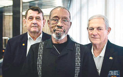 미국과 쿠바의 국교 단절로 1961년 아바나 주재 미국대사관에서 성조기를 내렸던 제임스 트레이시, 마이크 이스트, 래리 모리스(왼쪽부터) 등 당시 해병 3명이 54년 만에 다시 성조기를 게양하기 위해 14일 아바나를 찾는다. 출처 뉴욕타임스