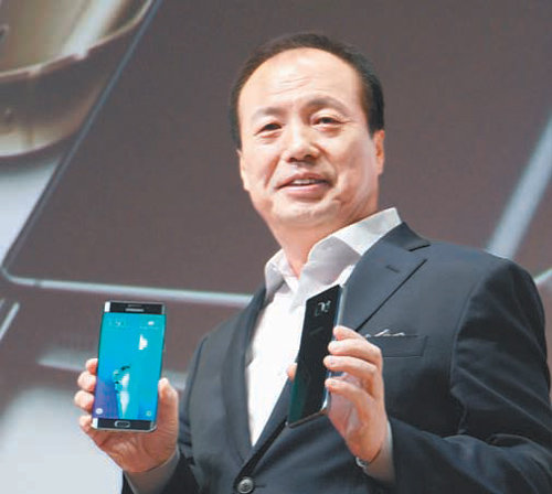 삼성전자가 13일(현지 시간) 미국 뉴욕에서 ‘삼성 갤럭시 언팩’ 행사를 개최하고 ‘갤럭시노트5’와 ‘갤럭시S6 엣지+’를 공개했다. 신종균 삼성전자 IM부문 대표가 제품을 공개하고 있다. 왼쪽 제품이 갤럭시S6 엣지+, 오른쪽이 갤럭시노트5다. 삼성전자 제공