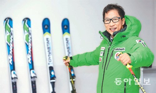 11일 서울 송파구 올림픽공원 벨로드롬에 있는 대한장애인스키협회 사무실 앞에서 포즈를 취한 양성철 감독. 이날 장애인 알파인스키 대표팀 선수들과의 첫 만남을 위해 깔끔한 양복을 입고 온 그는 “스키 지도자 느낌이 안난다”는 사진기자의 말에 30도가 넘는 폭염 속에 두꺼운 파카를 입는 수고를 마다하지 않았다. 대표팀은 최근 폭설이 내린 남반구의 뉴질랜드로 17일 전지훈련을 떠난다. 전영한 기자 scoopjyh@donga.com