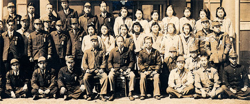1943년 지인의 군대 입영자 송별회에 참석한 오구마 겐지(앞줄 오른쪽 두번째). 그 역시 1944년 11월 징집돼 관동군 이등병으로 복무하다 패전 뒤 시베리아 포로수용소에서 3년 동안 억류됐다. 그는 귀향 뒤 “바보 같은 전쟁을 시작해서 많은 사람을 죽인 사람들은 책임을 져야 한다”고 생각했다. 동아시아 제공