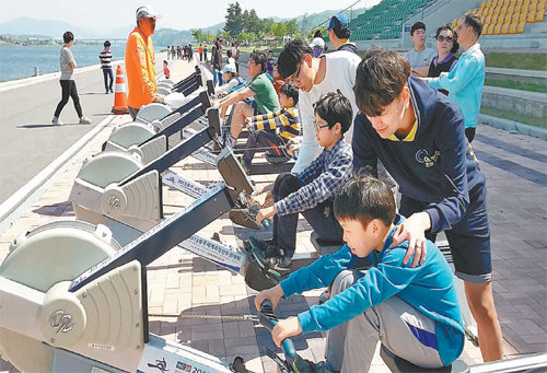 충북 충주시 탄금호 국제조정경기장이 스포츠와 레저, 관광이 어우러지는 다목적 복합공간으로 자리 잡아 가면서 사후 활용에 대한 우려를 씻어내고 있다. 경기장 밖에서 조정 체험을 하고 있는 학생들. 충주시 제공