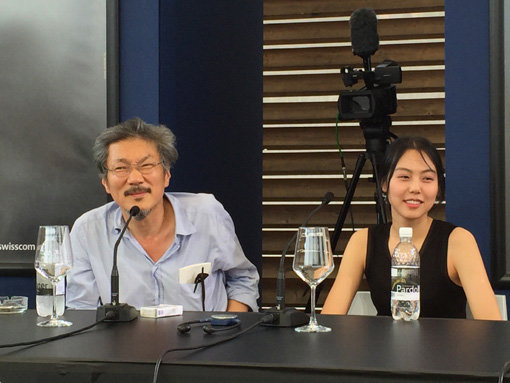 ‘지금은 맞고 그때는 틀리다’의 연출자 홍상수 감독(왼쪽)과 여주인공 김민희가 최근 제68회 로카르노 국제영화제에서 공식상영을 마친 뒤 기자회견에서 웃고 있다. 사진제공｜화인컷