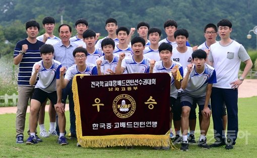 ‘이용대 올림픽제패기념 2015 화순 전국 초·중·고·대 학교대항 배드민턴선수권대회’가 13일부터 19일까지 전남 화순 하니움문화스포츠센터와 이용대체육관에서 열린다. 16일 남자고등부 단체전에서 우승을 차지한 전주생명과학고 선수들이 기념촬영을 하고 있다. 화순｜김종원기자 won@donga.com